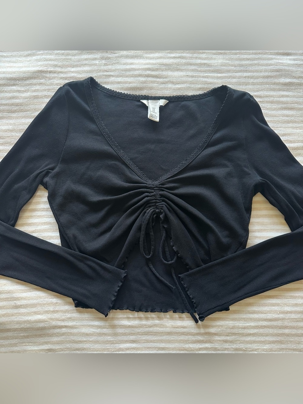 h&m black tie front crop w lettuce hem & picot trim / size medium